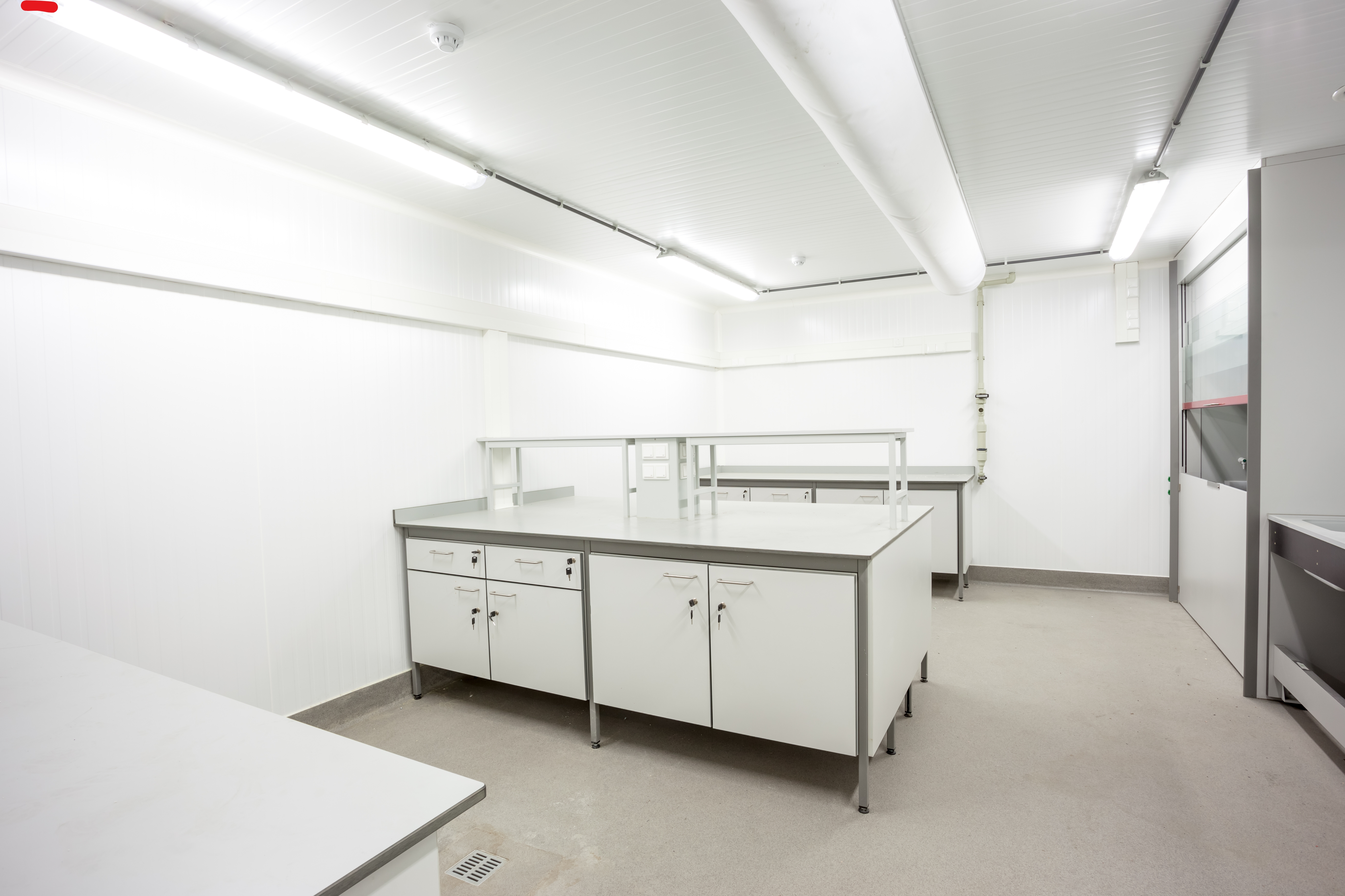 Zywiczne systemy dla przemyslu farmaceutycznego i laboratoriow